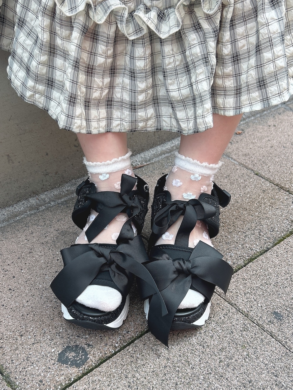 ブラック系のワンピース、ホワイト系のシャツ/ブラウス、レッド系のトートバッグを着用したレディースの夏コーディネートの10枚目の写真