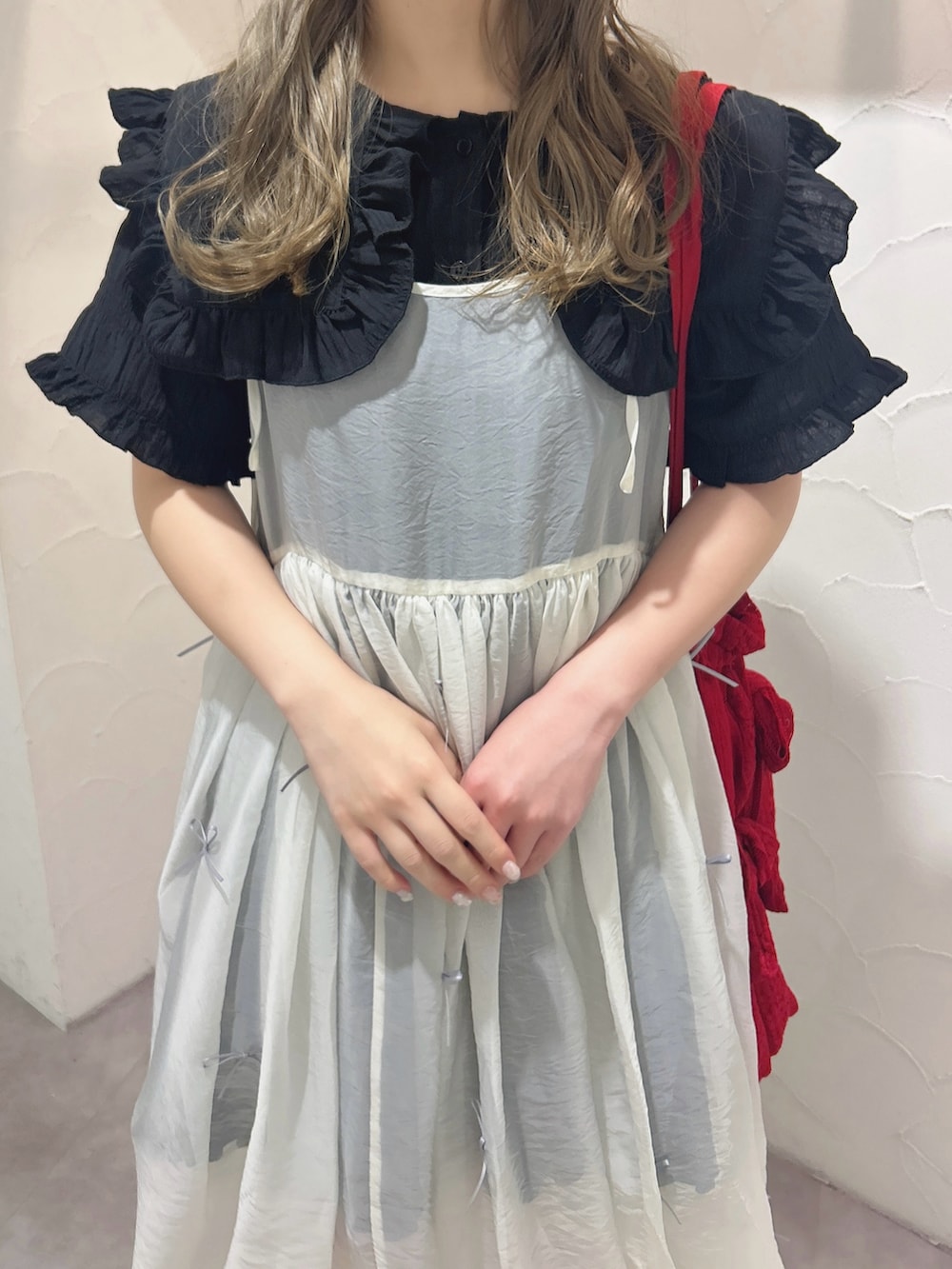 ホワイト系のワンピース、ブラック系のワンピース、レッド系のトートバッグを着用したレディースの夏コーディネートの7枚目の写真