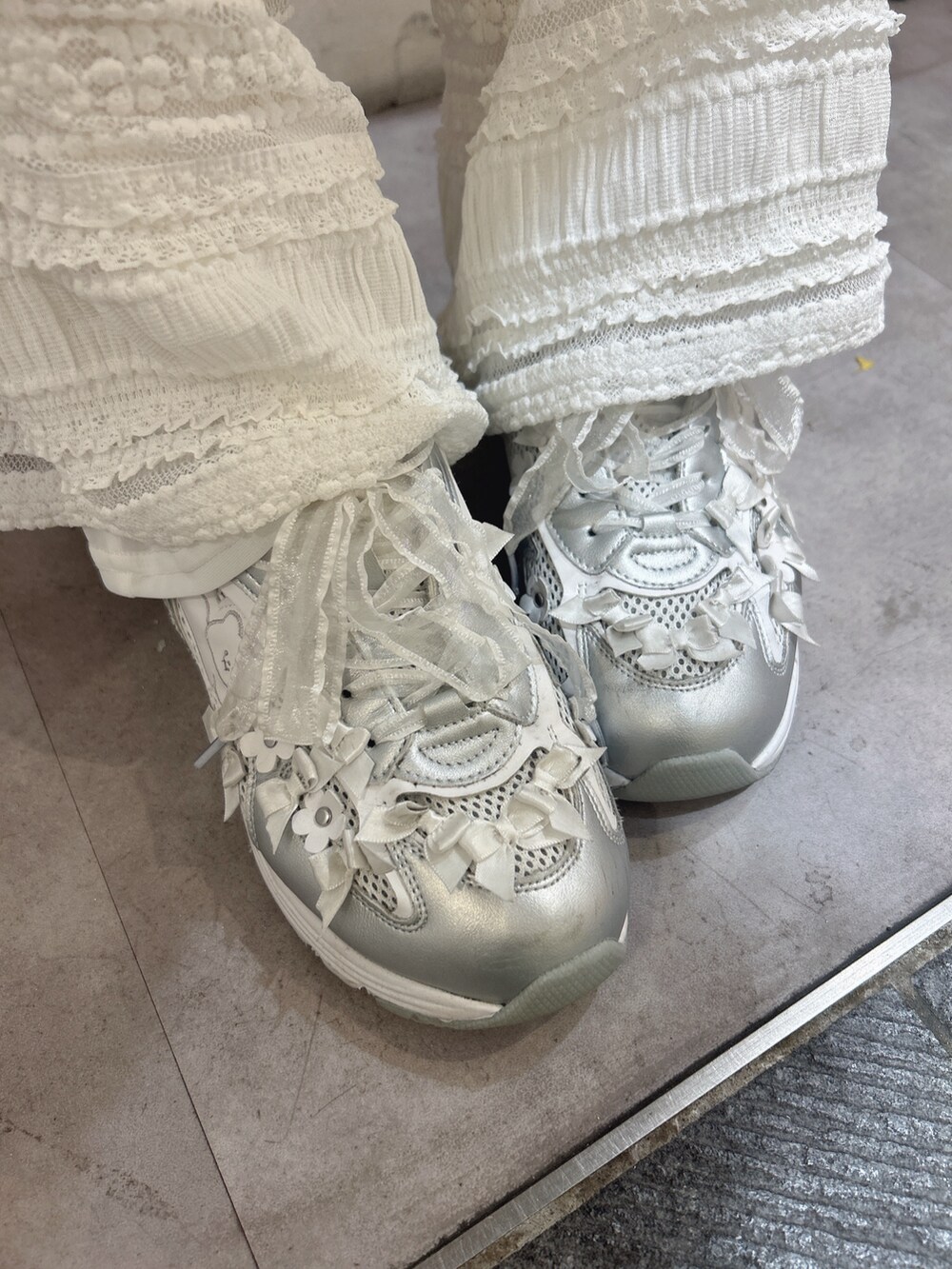 ブルー系のカーディガン/ボレロ、ピンク系のニット/セーター、グレー系のスカートを着用したレディースの冬コーディネートの10枚目の写真