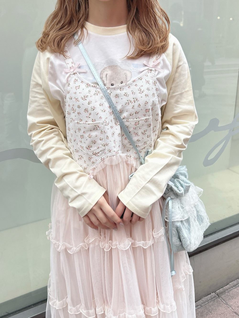 ピンク系のワンピース、イエロー系のTシャツ/カットソー、ブルー系のショルダーバッグを着用したレディースの秋コーディネートの7枚目の写真