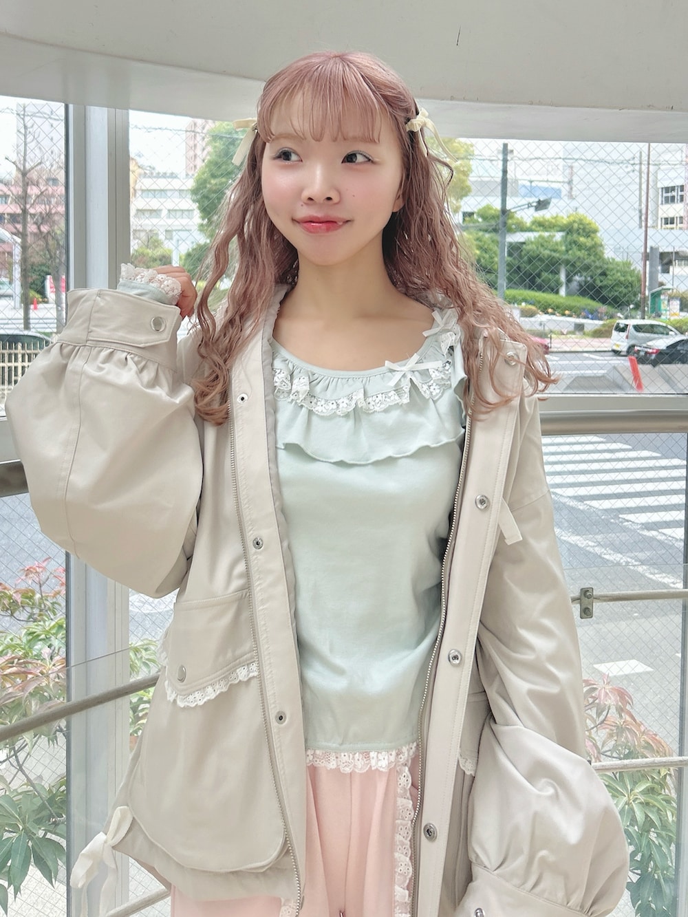 ホワイト系のブルゾン、グリーン系のTシャツ/カットソー、ピンク系のスウェットパンツを着用したレディースの冬コーディネートの7枚目の写真