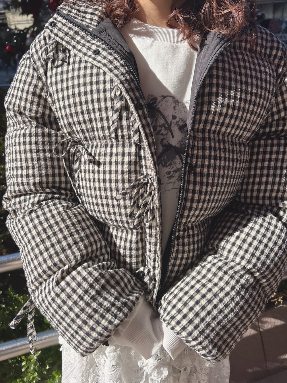 その他のブルゾン、ホワイト系のスウェット、ホワイト系のスカートを着用したレディースの冬コーディネートの7枚目の写真