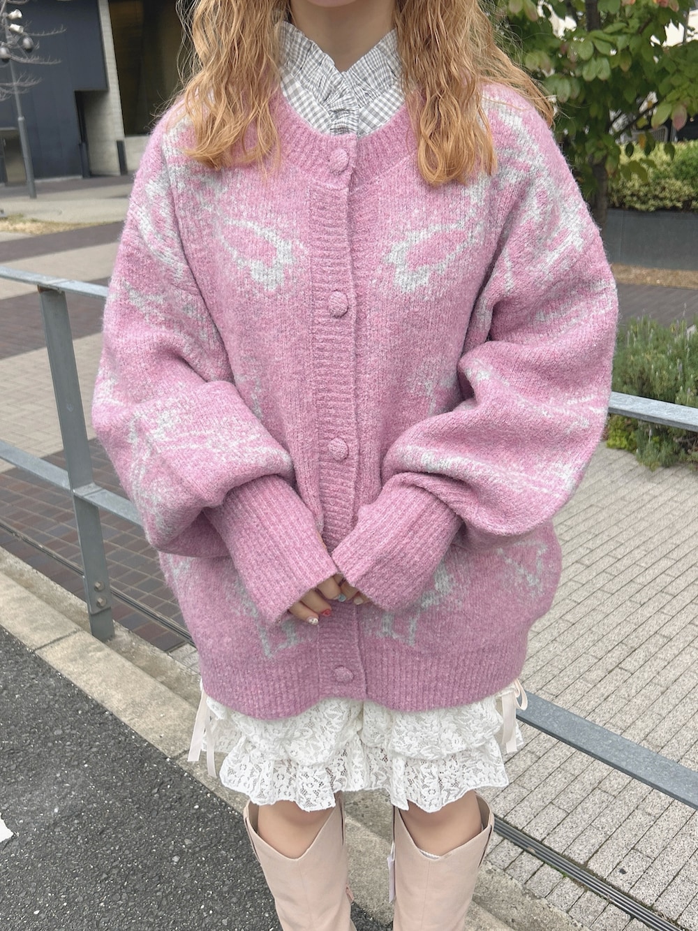 ピンク系のカーディガン/ボレロ、グレー系のシャツ/ブラウス、ホワイト系のその他パンツを着用したレディースの秋コーディネートの7枚目の写真