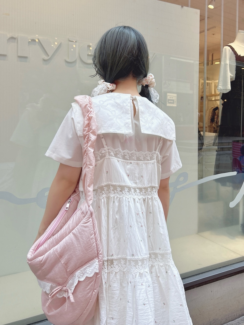 ピンク系のキャミソール、ホワイト系のワンピース、ピンク系のショルダーバッグを着用したレディースの夏コーディネートの6枚目の写真