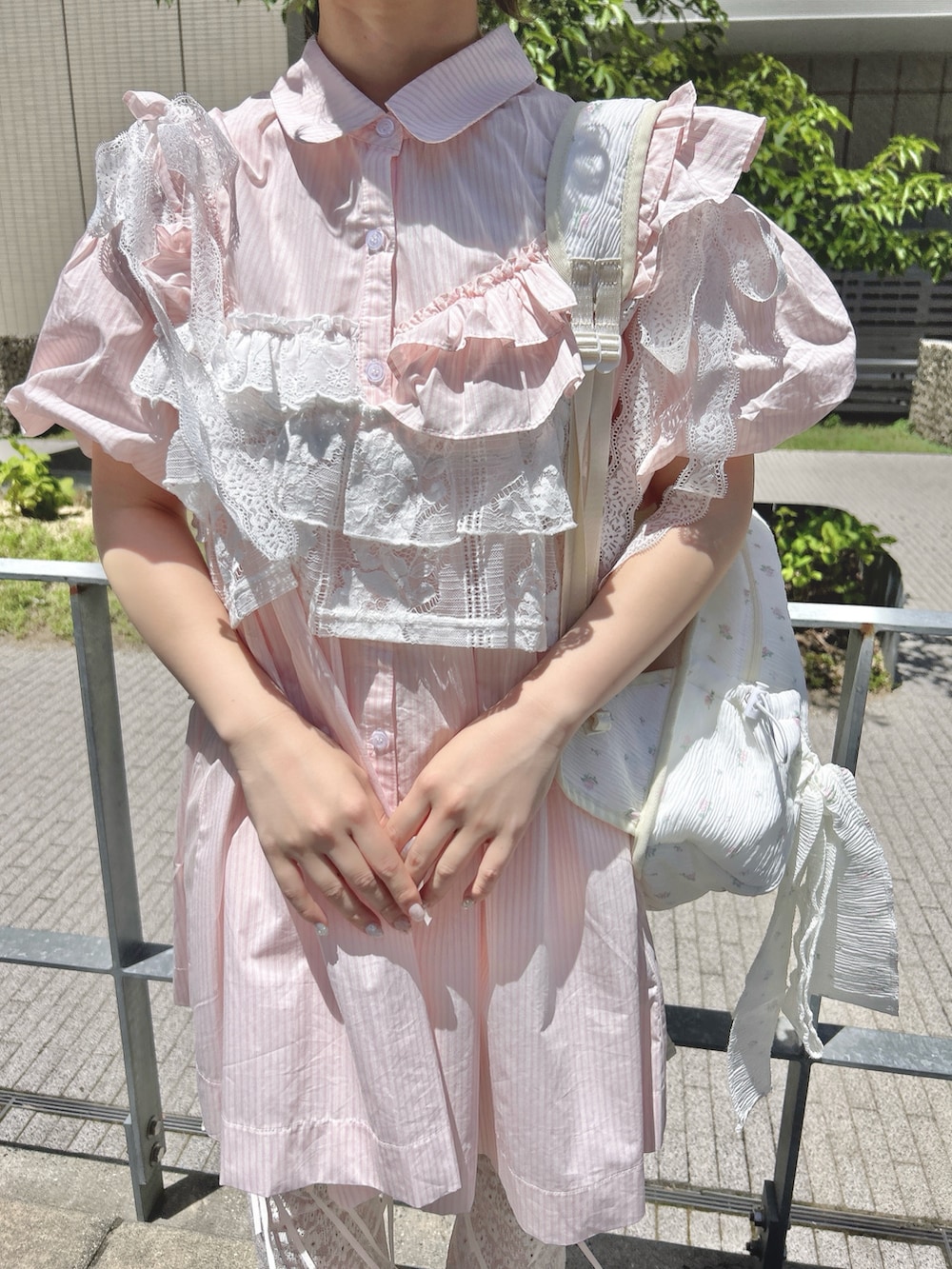 ピンク系のワンピース、ホワイト系のキャミソール、ホワイト系のその他パンツを着用したレディースの夏コーディネートの8枚目の写真