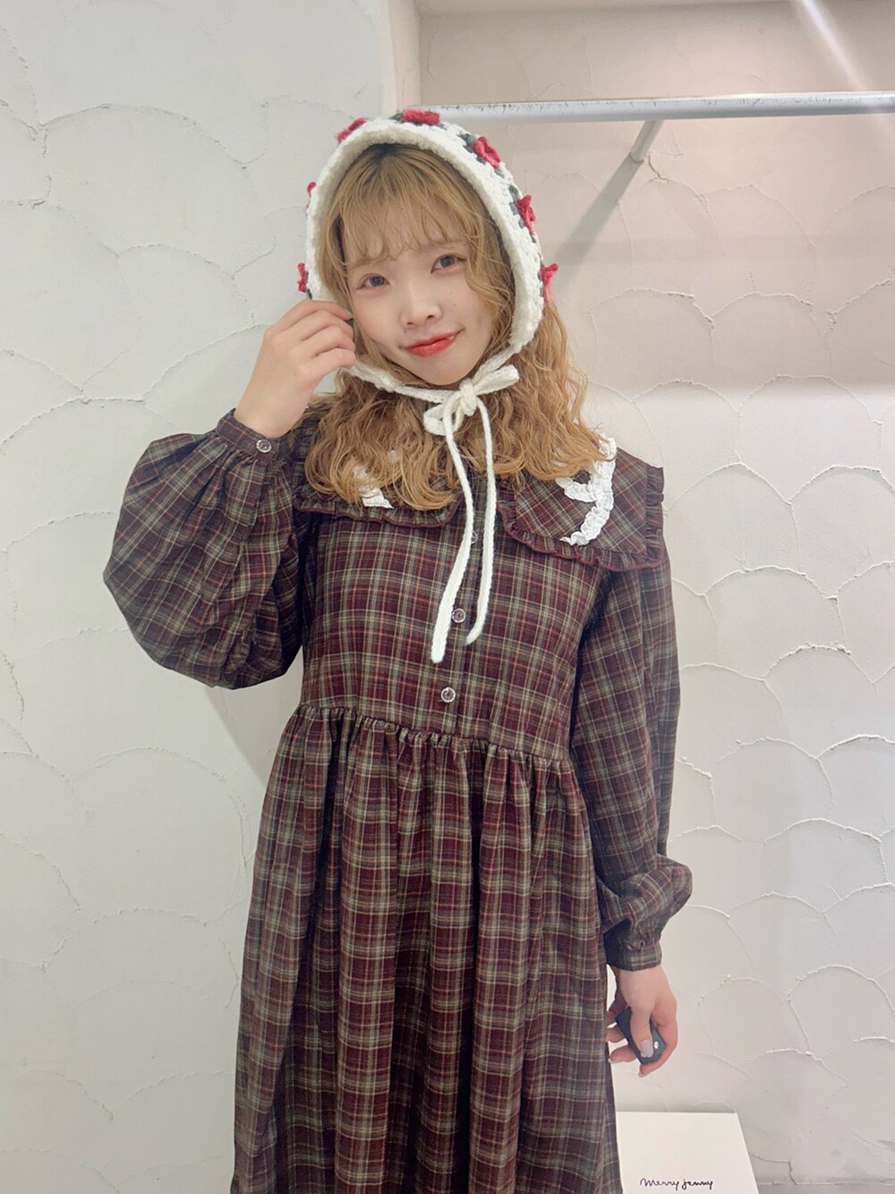 ブラウン系のワンピース、ホワイト系のスニーカー、ホワイト系のカチューシャを着用したレディースの秋コーディネートの8枚目の写真