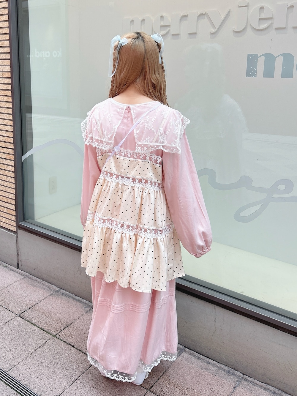 ピンク系のワンピース、ホワイト系のワンピース、ホワイト系のハンドバッグを着用したレディースの冬コーディネートの4枚目の写真