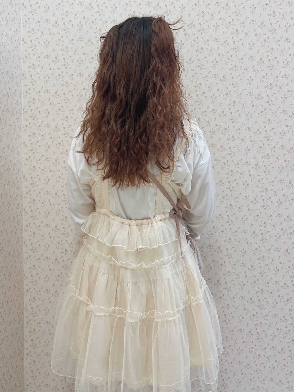 ホワイト系のワンピース、ピンク系のスウェットパンツ、レッド系のバレエシューズを着用したレディースの夏コーディネートの6枚目の写真