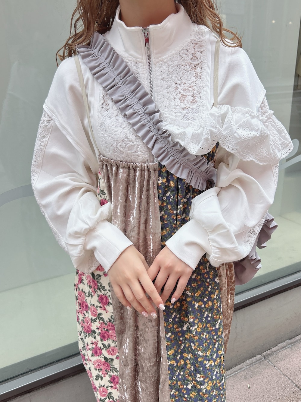 ホワイト系のジャージ、ピンク系のワンピース、ブルー系のショルダーバッグを着用したレディースの秋コーディネートの8枚目の写真