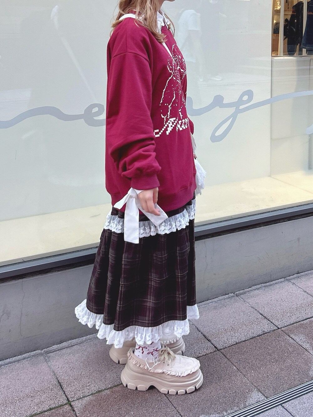 レッド系のスウェット、ホワイト系のシャツ/ブラウス、ブラウン系のスカートを着用したレディースの秋コーディネートの3枚目の写真