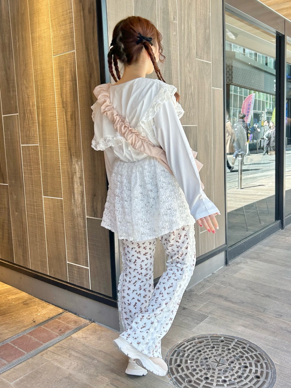 ホワイト系のTシャツ/カットソー、ピンク系のショルダーバッグ、ホワイト系のキャミソールを着用したレディースの春コーディネートの3枚目の写真