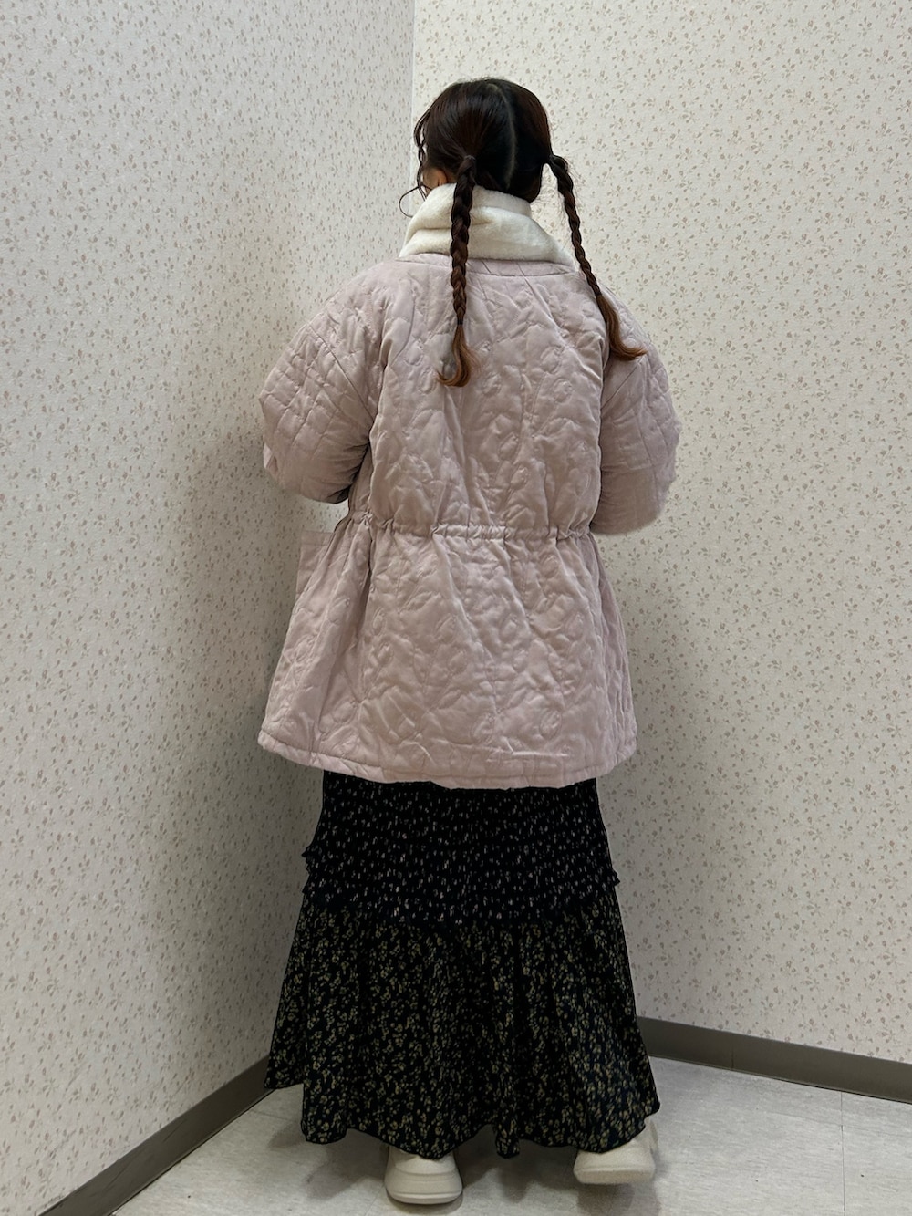 ピンク系のブルゾン、ホワイト系のニット/セーター、ブラック系のスカートを着用したレディースの冬コーディネートの4枚目の写真