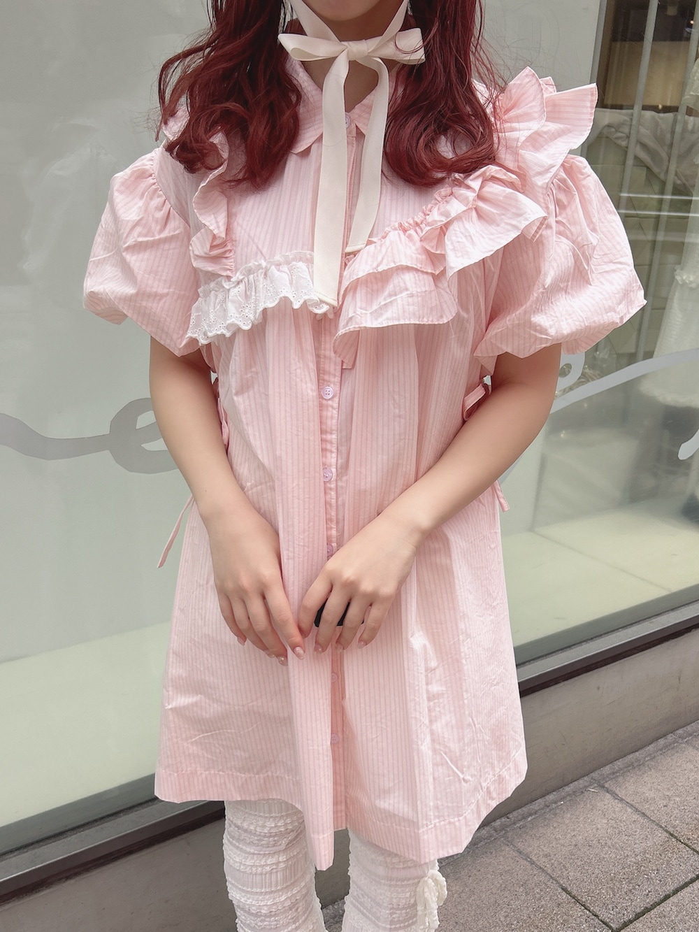 ピンク系のワンピース、ホワイト系のその他パンツ、ピンク系のスニーカーを着用したレディースの春コーディネートの7枚目の写真