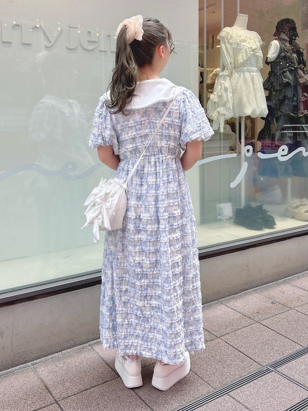 ホワイト系のシャツ/ブラウス、ブルー系のワンピース、ホワイト系のショルダーバッグを着用したレディースの夏コーディネートの3枚目の写真