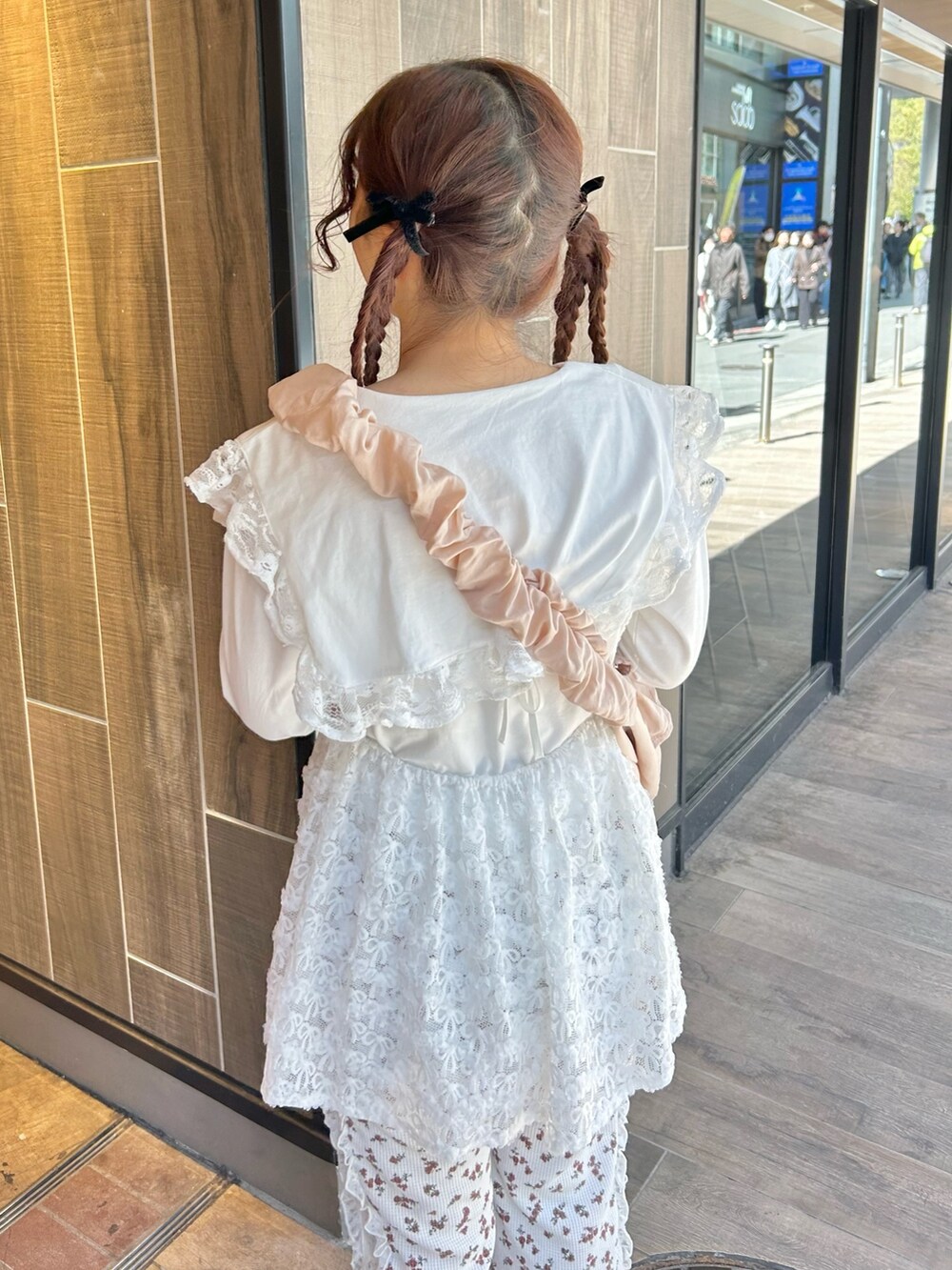 ホワイト系のTシャツ/カットソー、ピンク系のショルダーバッグ、ホワイト系のキャミソールを着用したレディースの春コーディネートの6枚目の写真