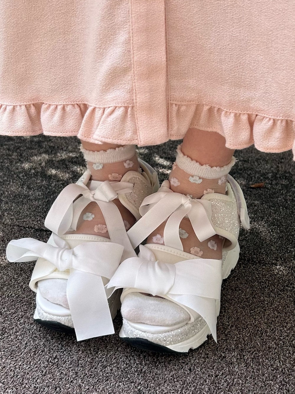 ピンク系のワンピース、ホワイト系のサンダル、ホワイト系の付け襟を着用したレディースの夏コーディネートの9枚目の写真