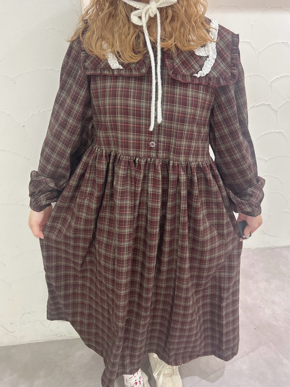 ブラウン系のワンピース、ホワイト系のスニーカー、ホワイト系のカチューシャを着用したレディースの秋コーディネートの9枚目の写真