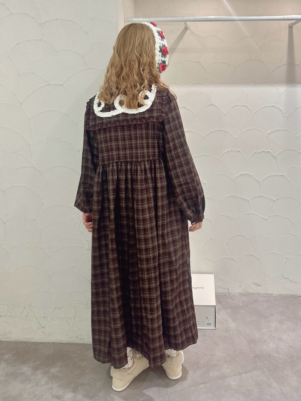 ブラウン系のワンピース、ホワイト系のスニーカー、ホワイト系のカチューシャを着用したレディースの秋コーディネートの4枚目の写真