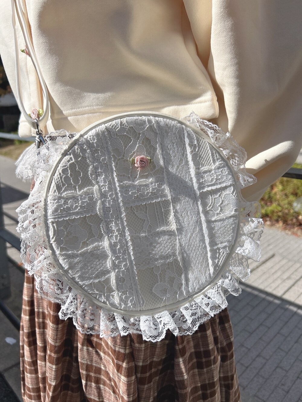 ホワイト系のショルダーバッグ、ホワイト系のカーディガン/ボレロ、ホワイト系のニット/セーターを着用したレディースの秋コーディネートの7枚目の写真