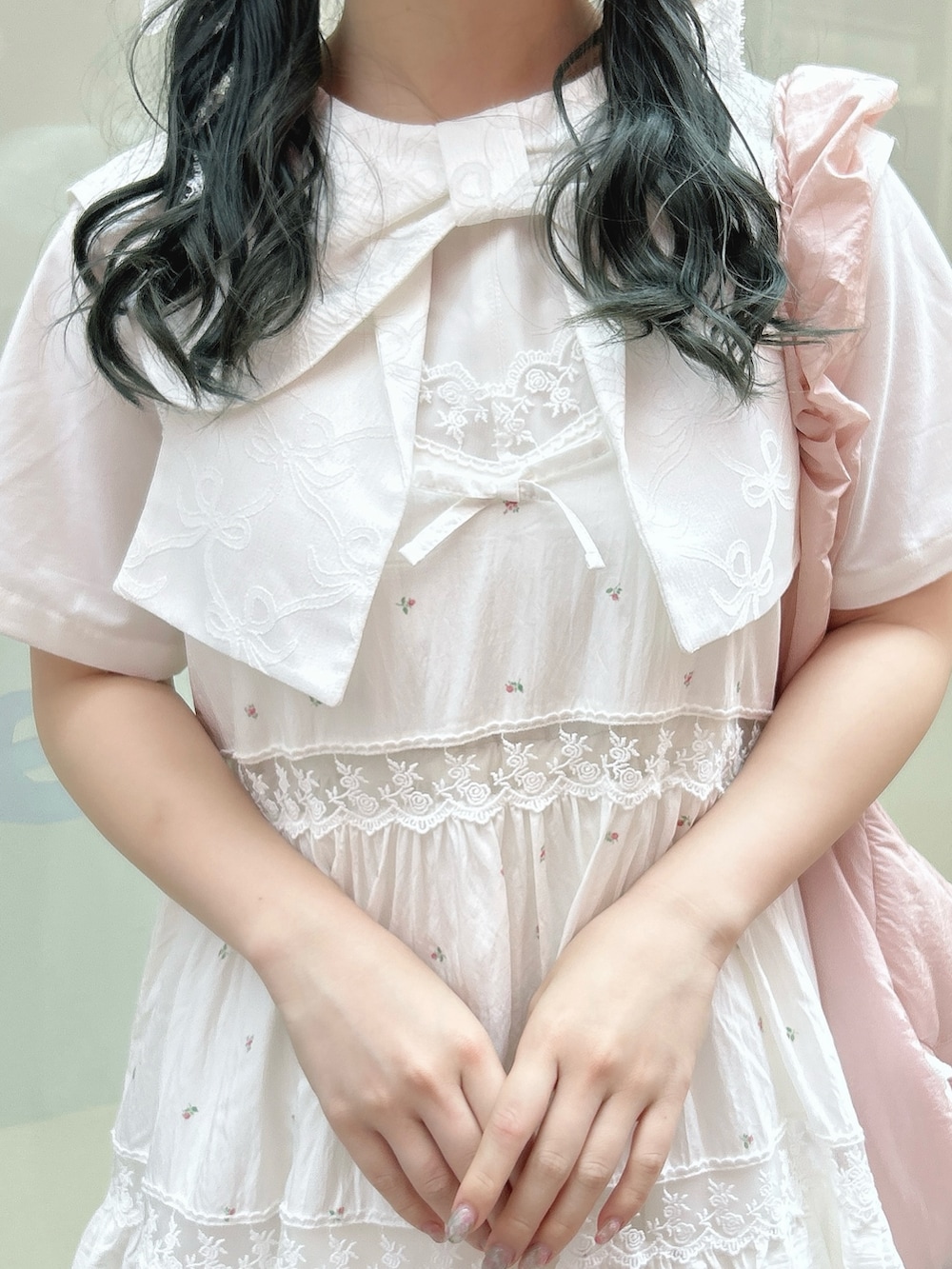 ピンク系のキャミソール、ホワイト系のワンピース、ピンク系のショルダーバッグを着用したレディースの夏コーディネートの7枚目の写真