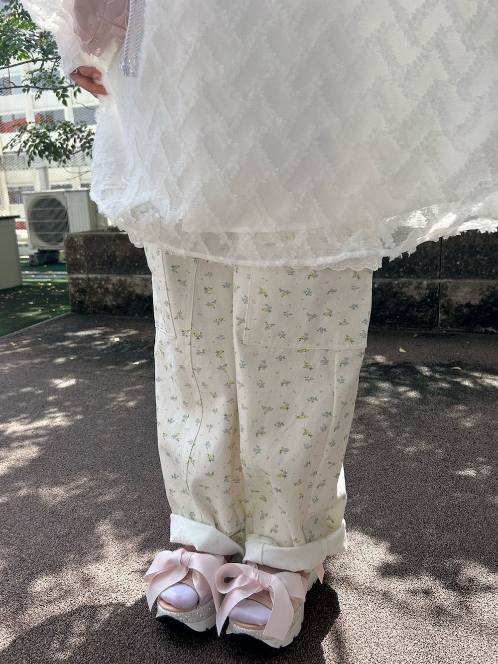 ホワイト系のカーゴパンツ、ホワイト系のワンピース、ピンク系のサンダルを着用したレディースの春コーディネートの9枚目の写真