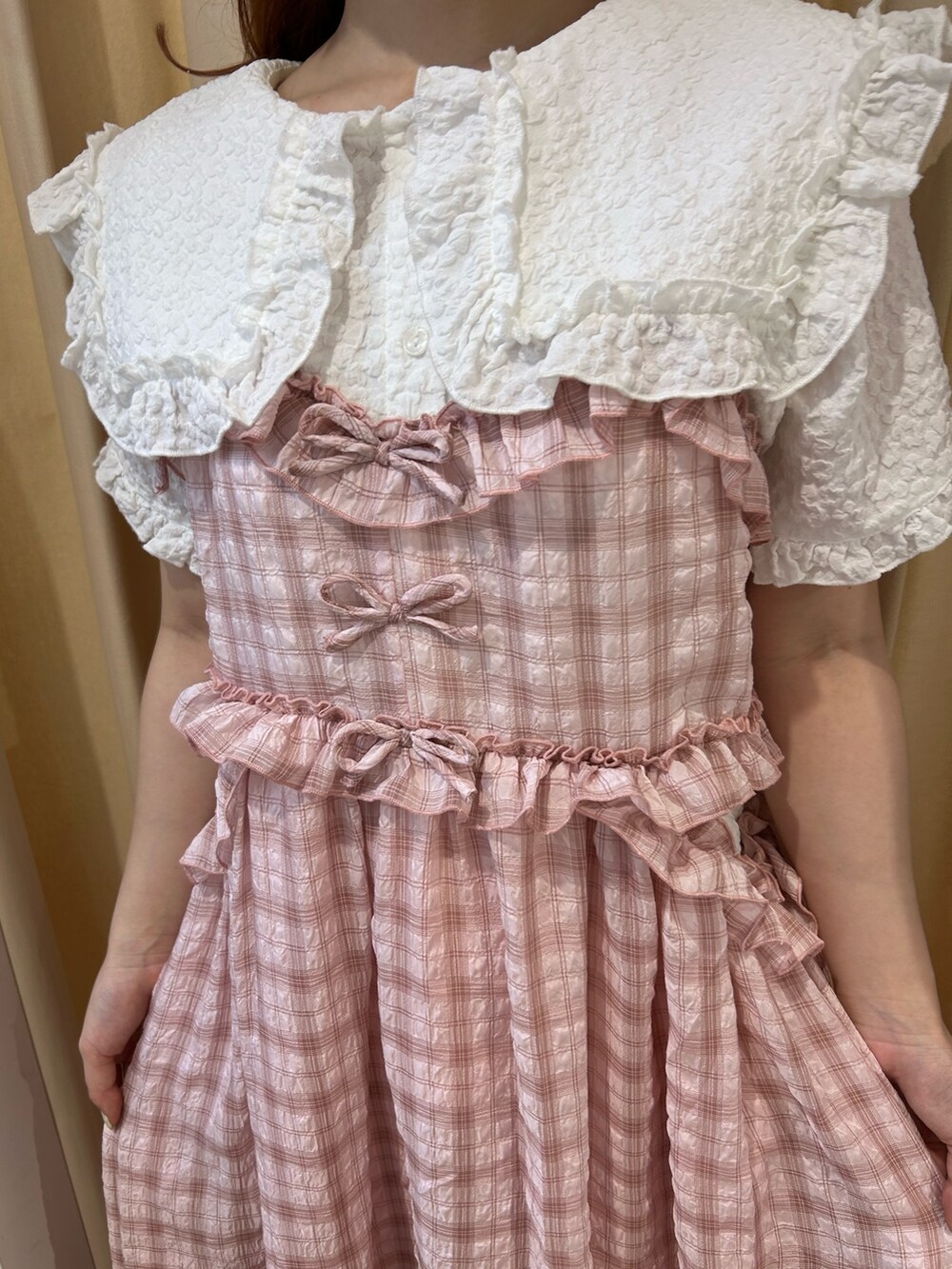ピンク系のワンピース、ホワイト系のシャツ/ブラウス、ブルー系のサンダルを着用したレディースの夏コーディネートの7枚目の写真