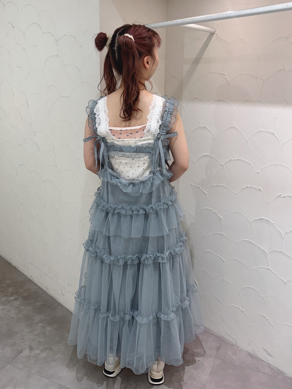 ブルー系のワンピース、ブルー系のキャミソール、ホワイト系のスニーカーを着用したレディースの夏コーディネートの4枚目の写真