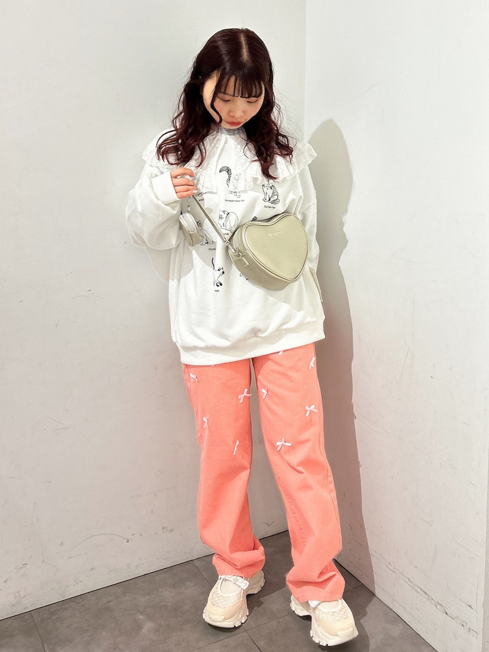 ブルー系のシャツ/ブラウス、シルバー系のショルダーバッグ、ホワイト系のスウェットを着用したレディースの冬コーディネートの2枚目の写真