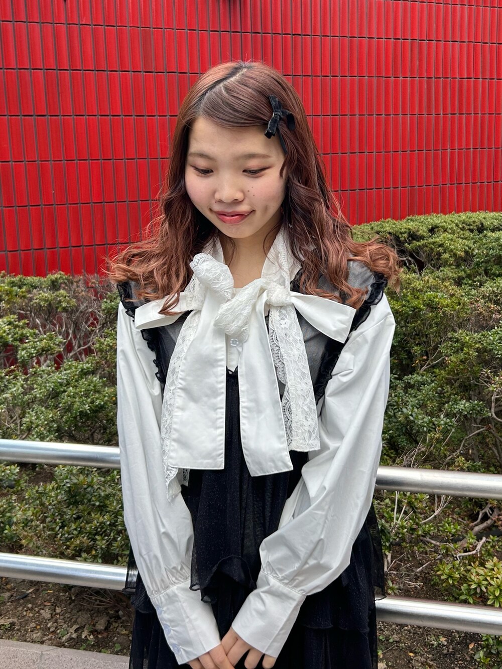 ホワイト系のシャツ/ブラウス、ブラック系のワンピース、ブラック系のデニムパンツを着用したレディースの冬コーディネートの6枚目の写真