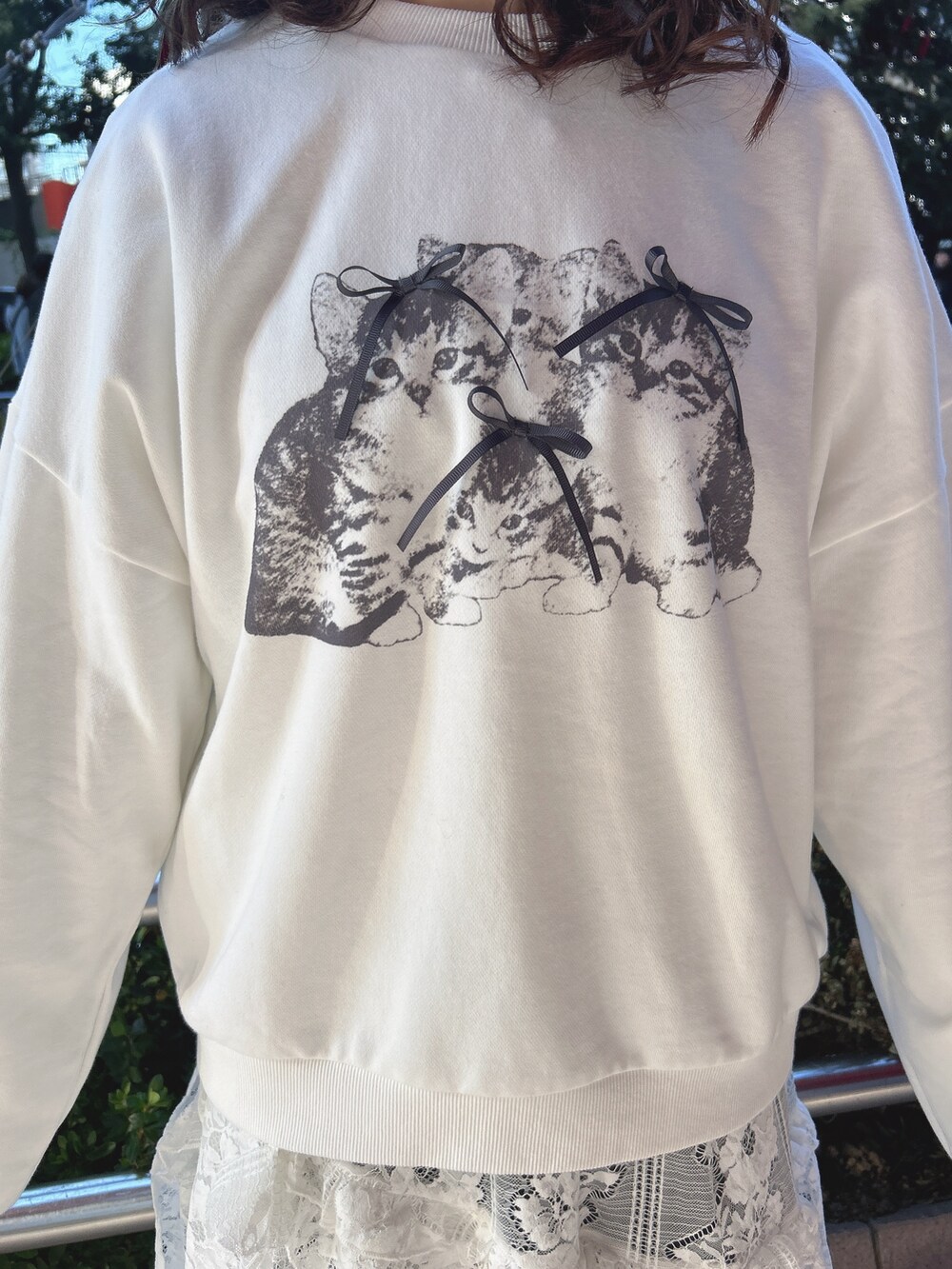 その他のブルゾン、ホワイト系のスウェット、ホワイト系のスカートを着用したレディースの冬コーディネートの8枚目の写真