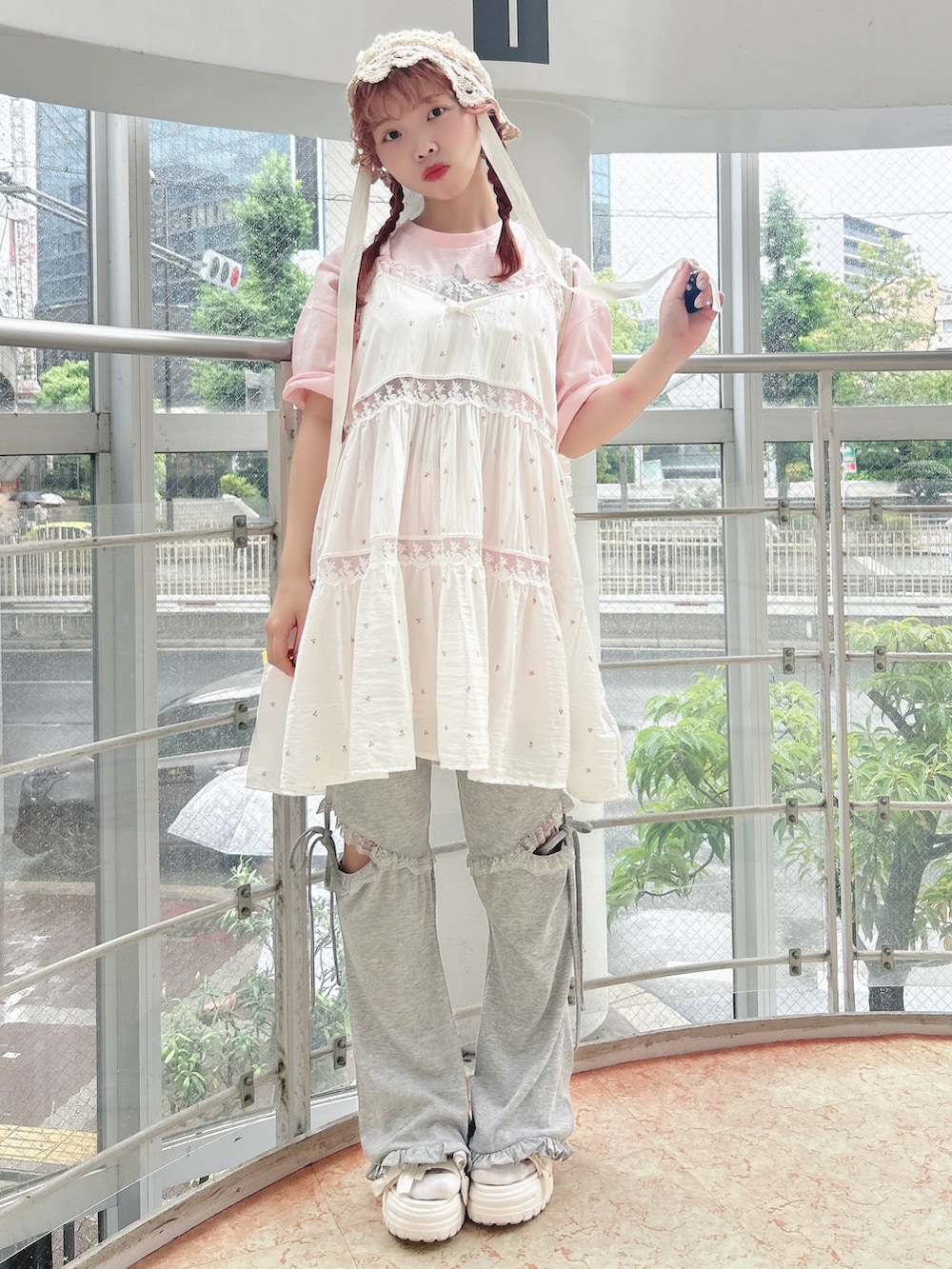 ピンク系のキャミソール、グレー系のスウェットパンツ、ピンク系のTシャツ/カットソーを着用したレディースの夏コーディネートの3枚目の写真