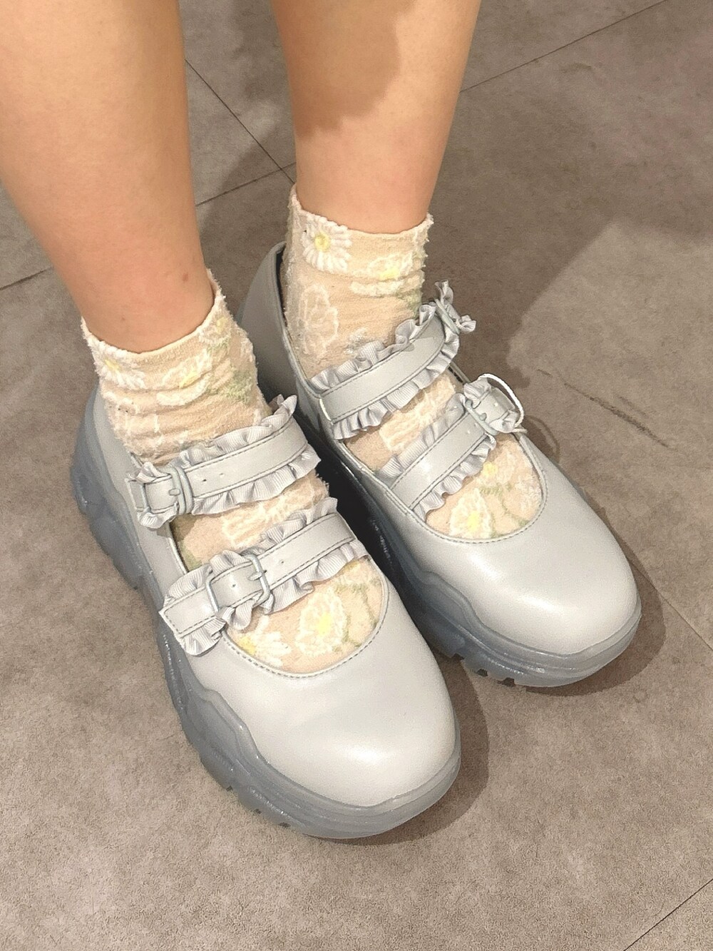 ブルー系のショルダーバッグ、ブルー系のワンピース、ブルー系のスニーカーを着用したレディースの春コーディネートの9枚目の写真
