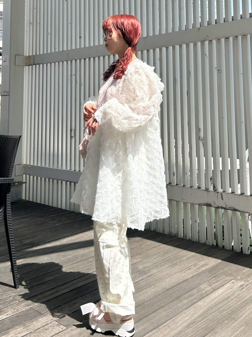 ホワイト系のカーゴパンツ、ホワイト系のワンピース、ピンク系のサンダルを着用したレディースの春コーディネートの2枚目の写真