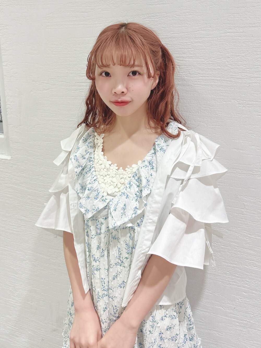 ホワイト系のワンピース、ホワイト系のシャツ/ブラウス、ブルー系のサンダルを着用したレディースの春コーディネートの4枚目の写真