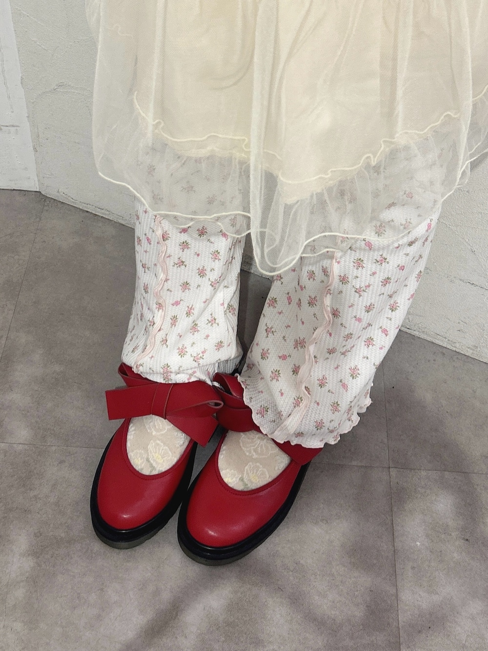 ホワイト系のワンピース、ピンク系のスウェットパンツ、レッド系のバレエシューズを着用したレディースの夏コーディネートの10枚目の写真