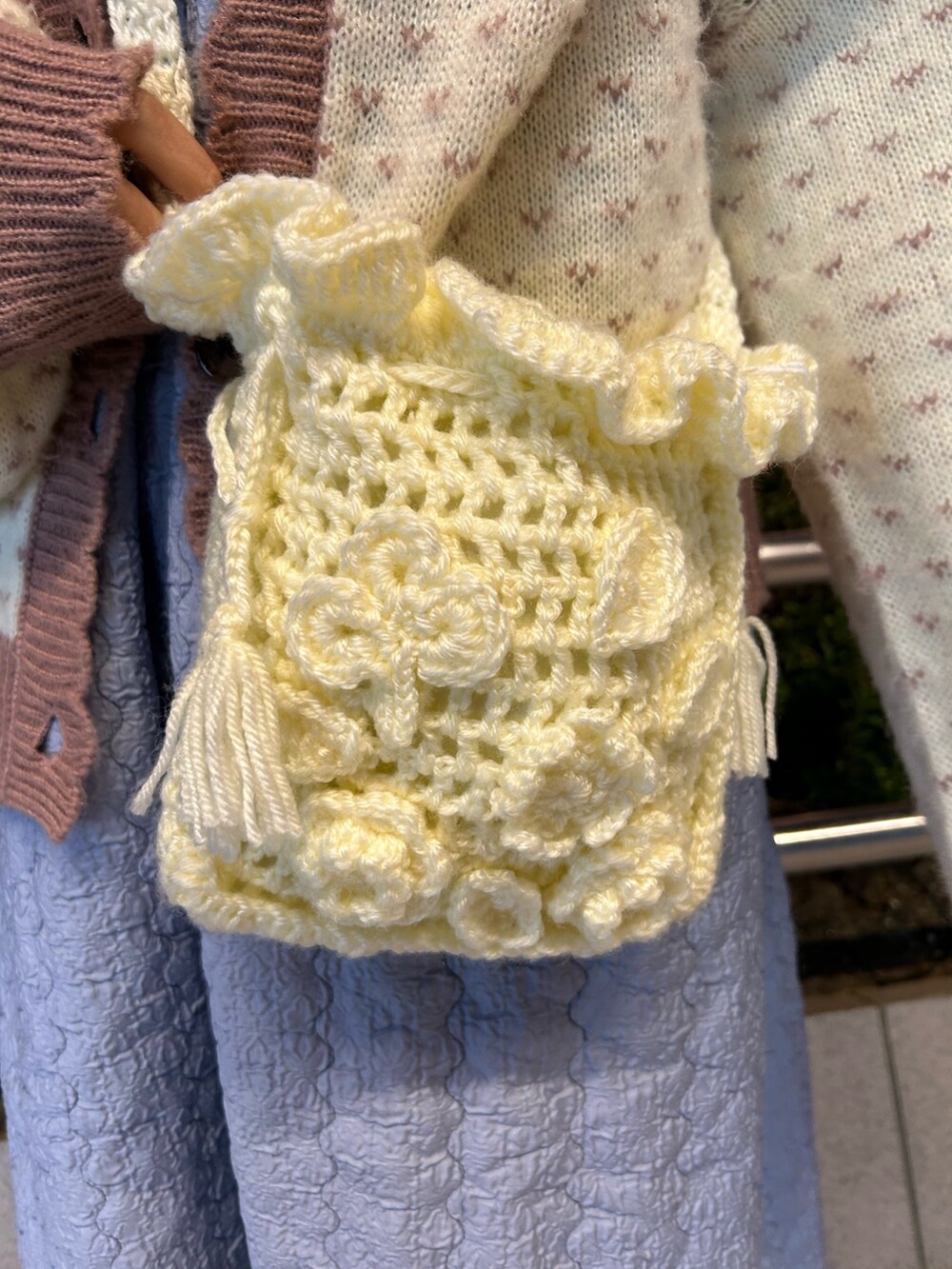 ホワイト系のシャツ/ブラウス、ピンク系のカーディガン/ボレロ、ホワイト系のハンドバッグを着用したレディースの秋コーディネートの6枚目の写真