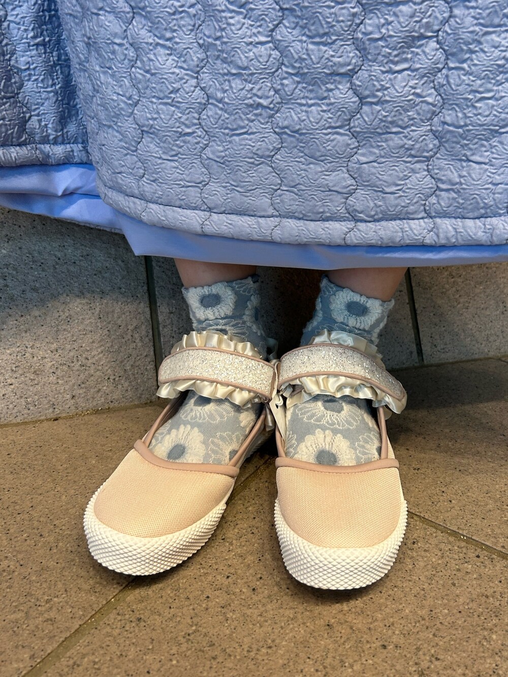 ホワイト系のシャツ/ブラウス、ピンク系のカーディガン/ボレロ、ホワイト系のハンドバッグを着用したレディースの秋コーディネートの7枚目の写真