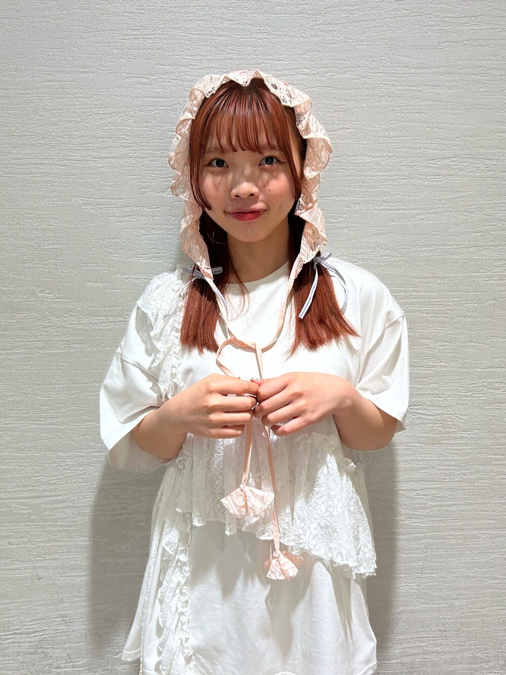 ホワイト系のTシャツ/カットソー、ホワイト系のカーゴパンツ、ホワイト系のスニーカーを着用したレディースの春コーディネートの5枚目の写真