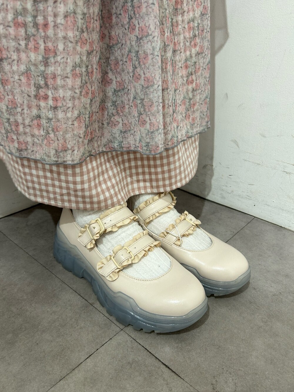 ピンク系のワンピース、ピンク系のワンピース、ホワイト系のスニーカーを着用したレディースの冬コーディネートの10枚目の写真