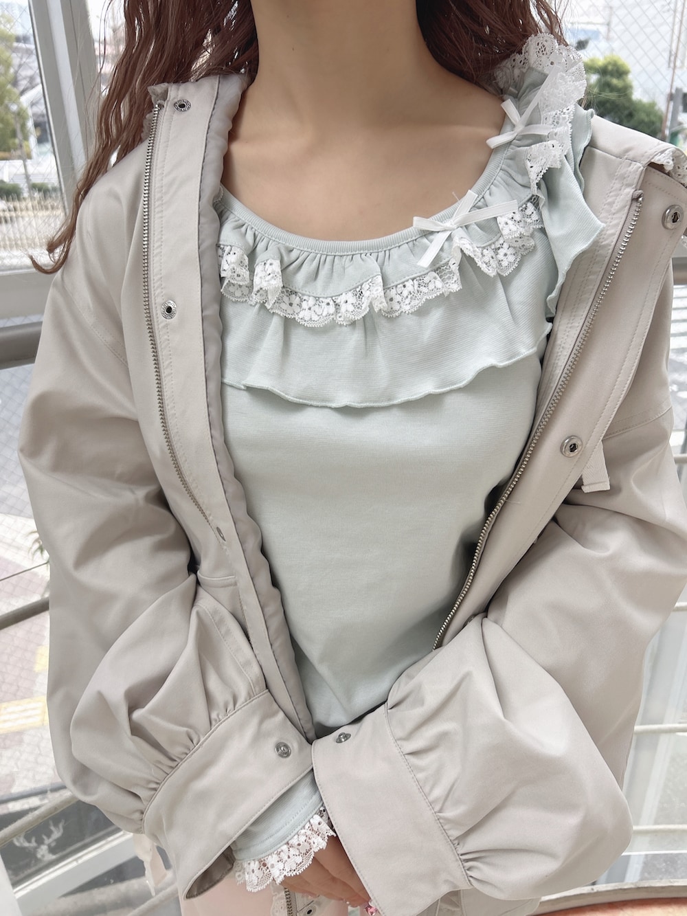 ホワイト系のブルゾン、グリーン系のTシャツ/カットソー、ピンク系のスウェットパンツを着用したレディースの冬コーディネートの8枚目の写真