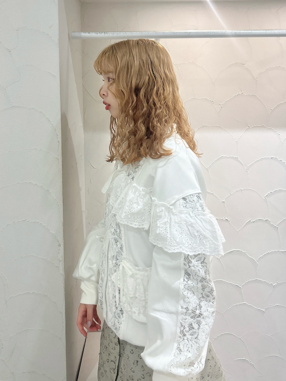 グリーン系のワンピース、ホワイト系のジャージ、ブルー系のデニムパンツを着用したレディースの秋コーディネートの6枚目の写真