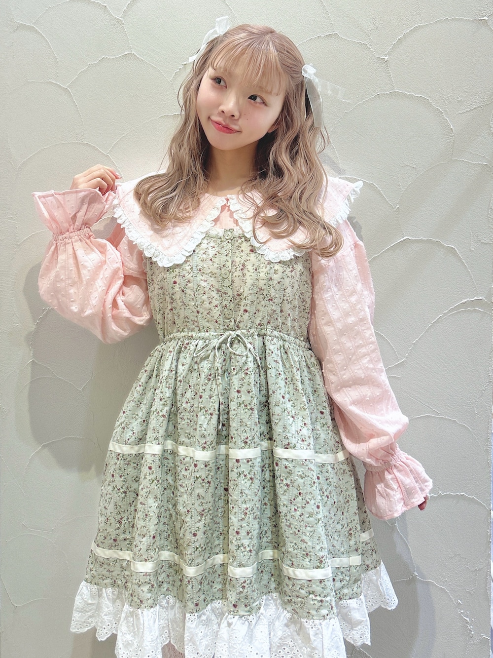 グリーン系のワンピース、ピンク系のシャツ/ブラウス、グリーン系のスニーカーを着用したレディースの冬コーディネートの5枚目の写真