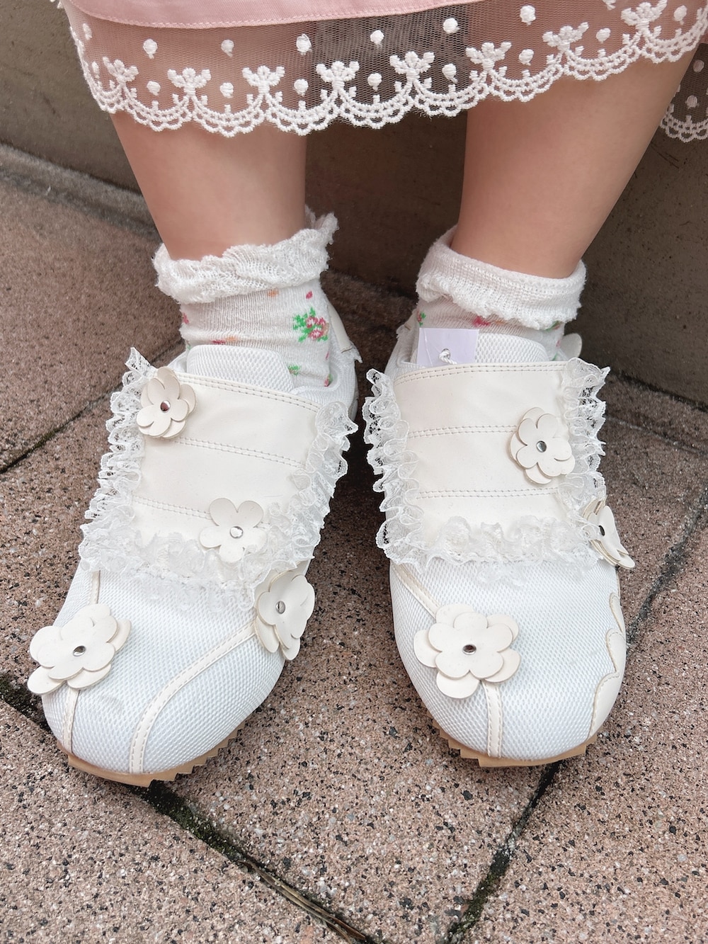 ピンク系のワンピース、ホワイト系のワンピース、ホワイト系のハンドバッグを着用したレディースの冬コーディネートの10枚目の写真