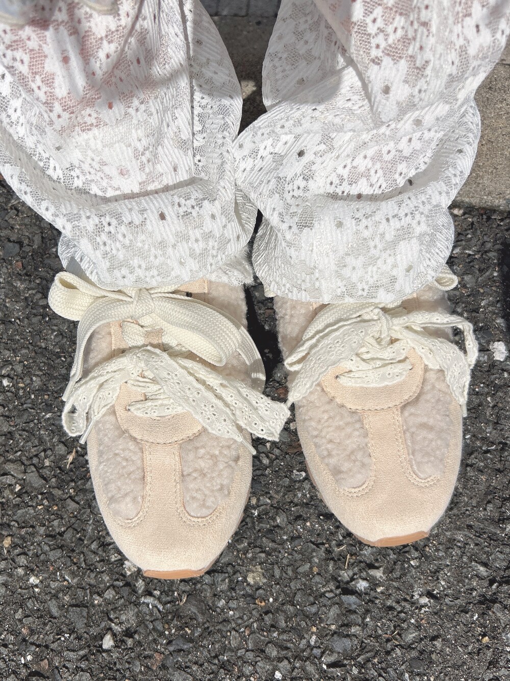 ホワイト系のカーディガン/ボレロ、ホワイト系のニット/セーター、ホワイト系のスカートを着用したレディースの秋コーディネートの10枚目の写真