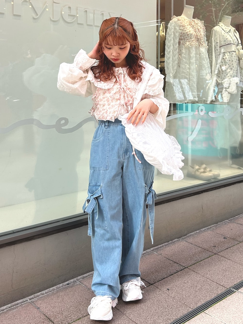 「merry jenny、メリージェニー、イエベ春、骨格ウェーブ、低身長コーデ、春コーデ、デニム、おでかけコーデ、トートバッグ、ダッドスニーカー、リメイクシューズ、つけ襟、春カラー、お花見、韓国ファッション」|「merry jennyのWフリルオーバーブラウス(シャツ/ブラウス、ホワイト系)」を使った、haruさん(レディース・152cm)の春コーディネートの2枚目の写真