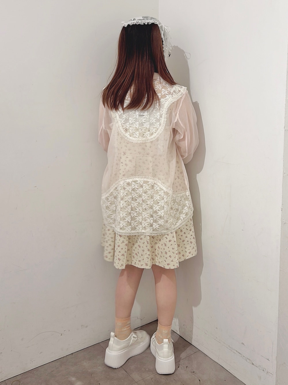 ピンク系のシャツ/ブラウス、ホワイト系のワンピース、ホワイト系のスニーカーを着用したレディースの春コーディネートの2枚目の写真