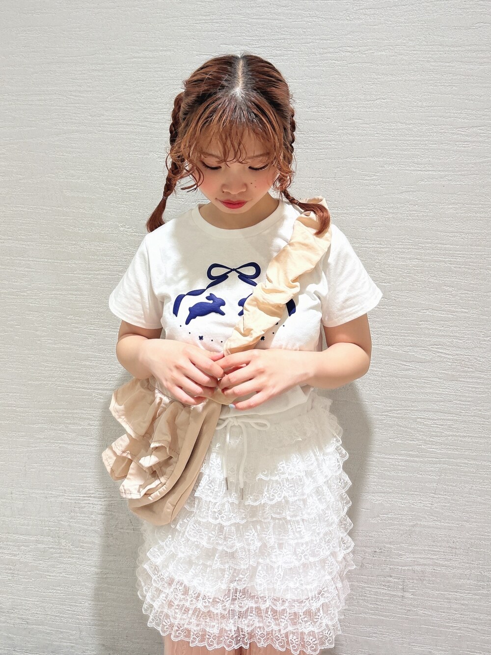 ホワイト系のスカート、ホワイト系のTシャツ/カットソー、ピンク系のショルダーバッグを着用したレディースの夏コーディネートの5枚目の写真