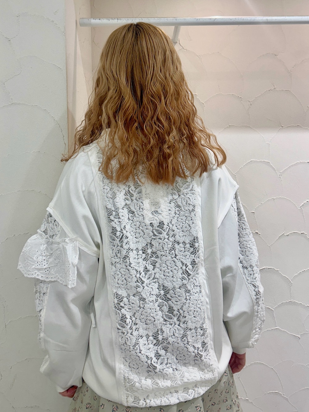 グリーン系のワンピース、ホワイト系のジャージ、ブルー系のデニムパンツを着用したレディースの秋コーディネートの7枚目の写真