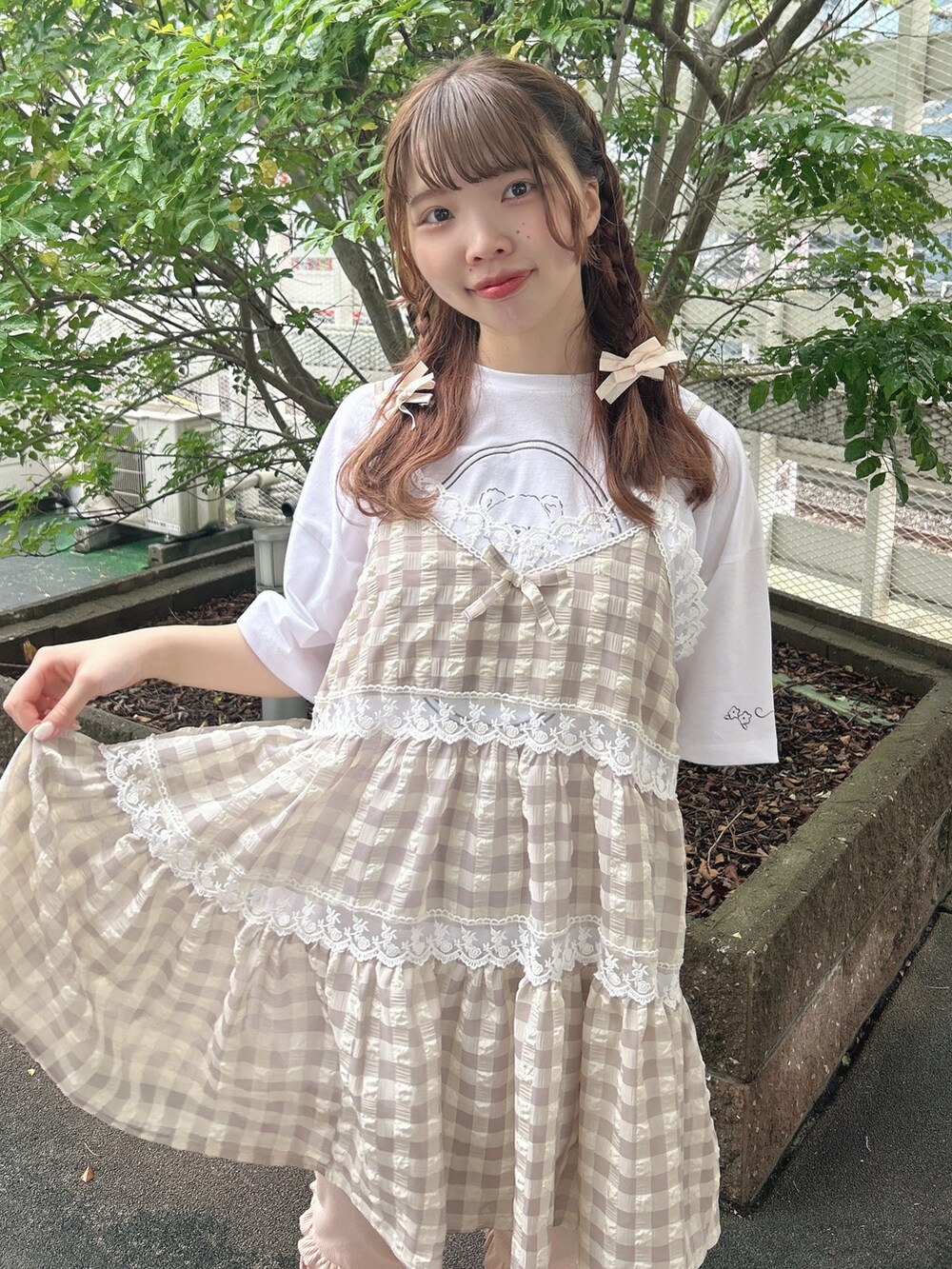 ピンク系のスウェットパンツ、ホワイト系のスニーカー、ベージュ系のキャミソールを着用したレディースの夏コーディネートの7枚目の写真