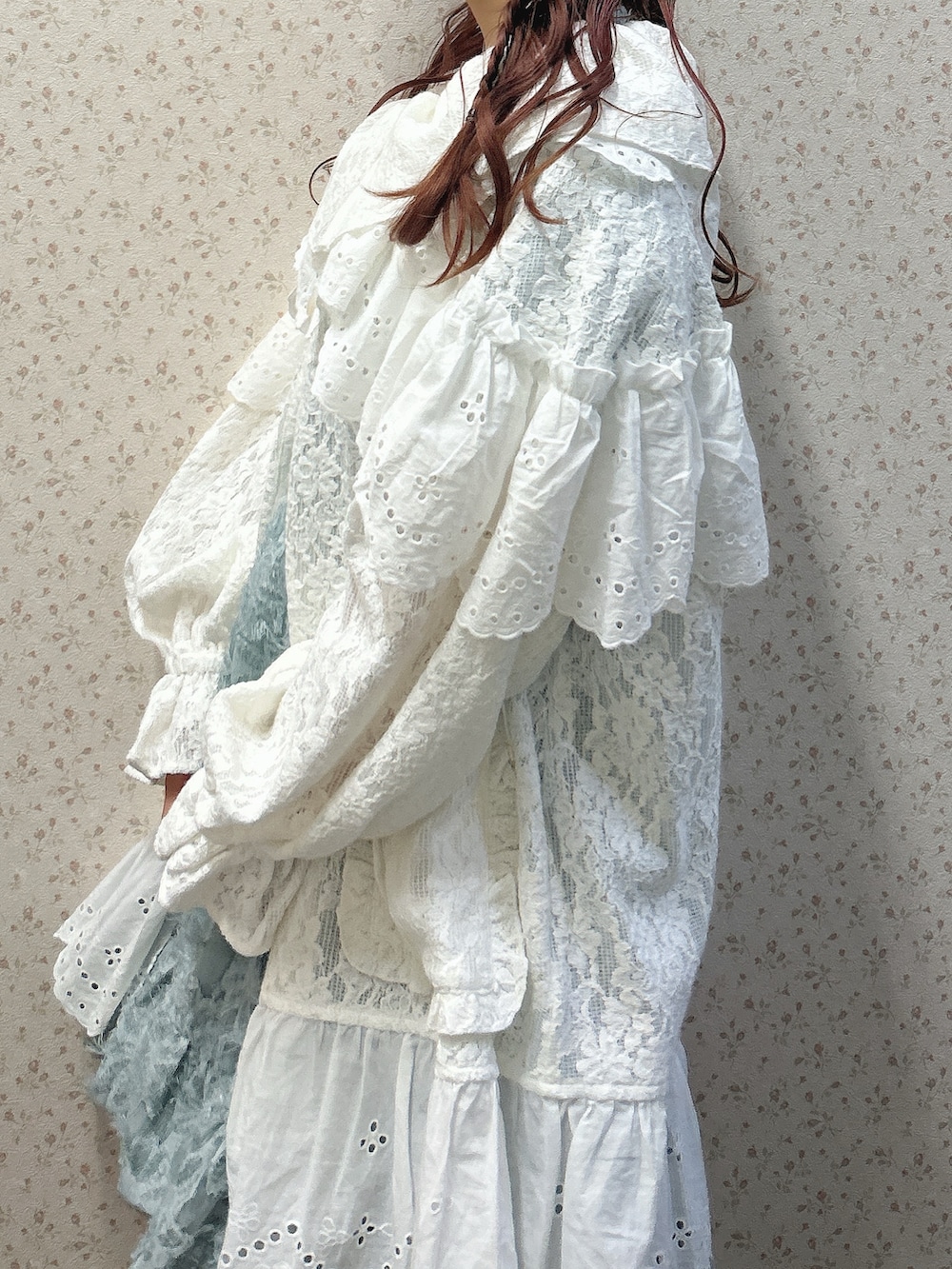 ホワイト系のテーラードジャケット、ブルー系のワンピース、ブラウン系のブーツを着用したレディースの秋コーディネートの6枚目の写真